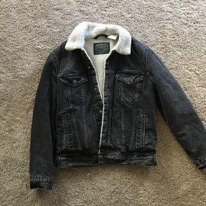 Men's Levi's jacket. Great condition!